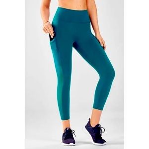 NWT Fabletics Mika Capri